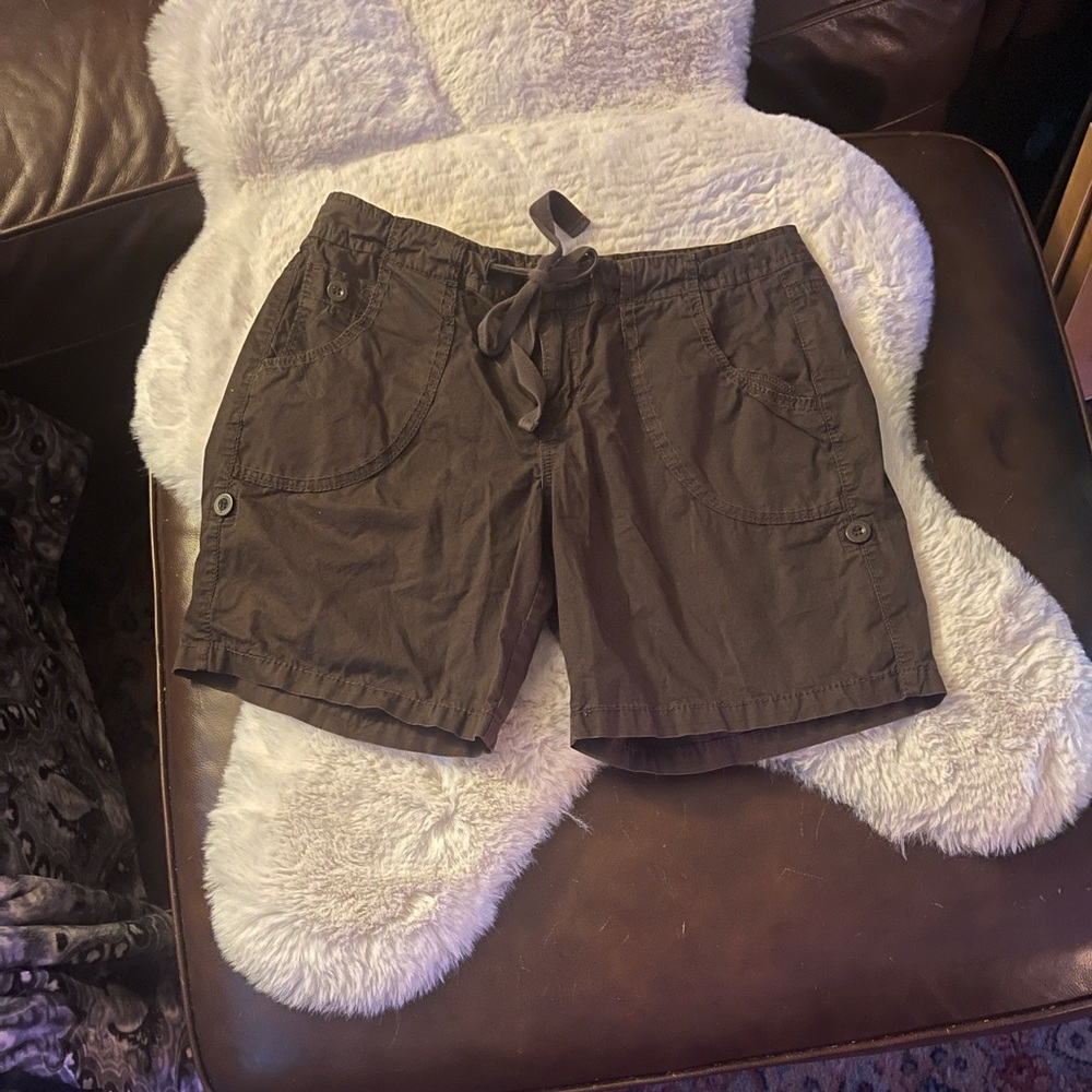 Brown Cargo shorts by Lee